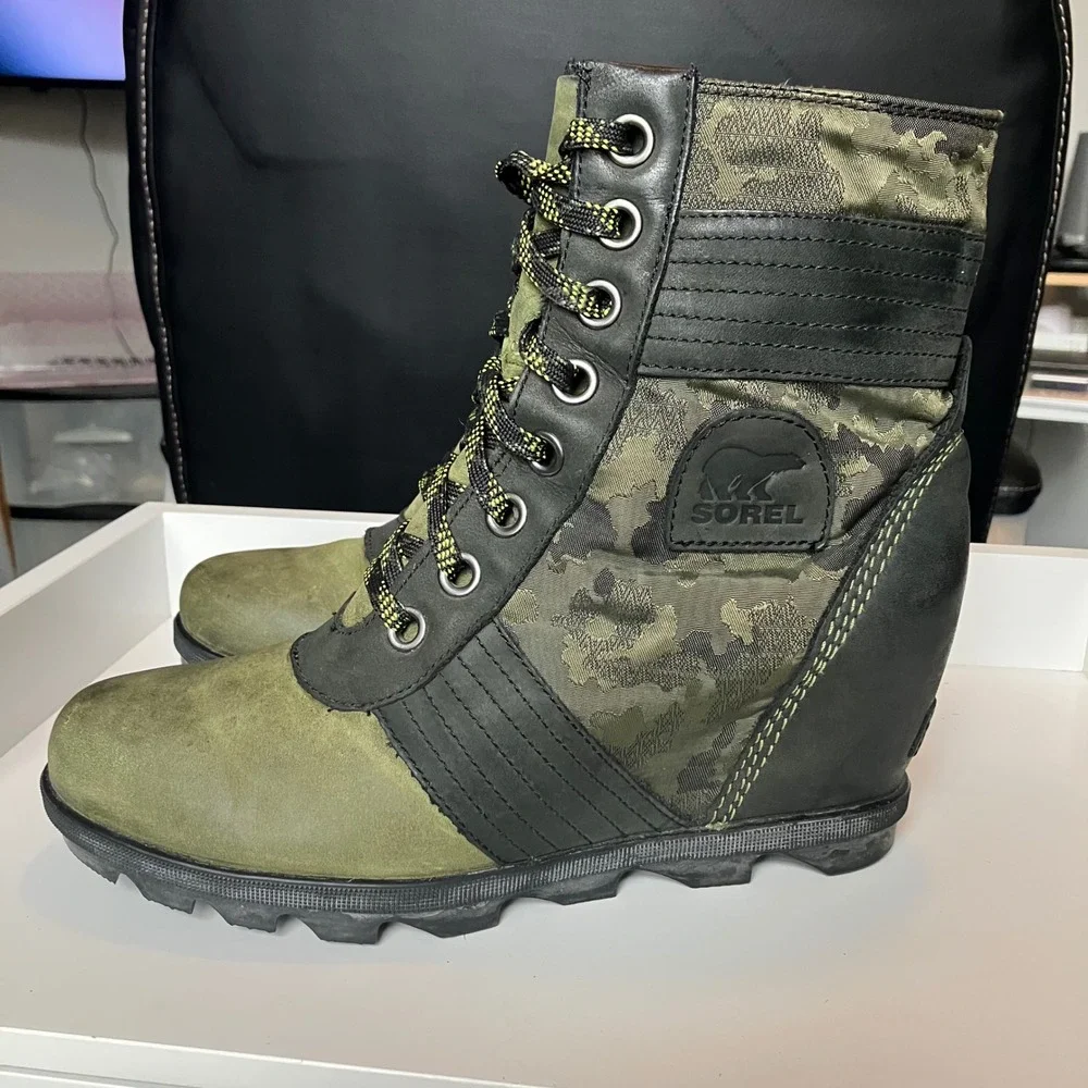 Sorel Lexie Wedge Camo Olive Green Waterproof Boots NL3043-371 Womens 10